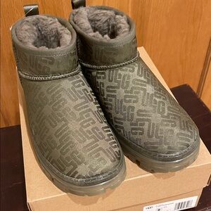 UGG Olive logo Ankle Boots women’s size 8 NWOT
Rubber bottoms